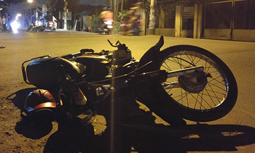 Hình ảnh tai nạn xe máy trong đêm, lời cảnh báo cho người đi xe đạp