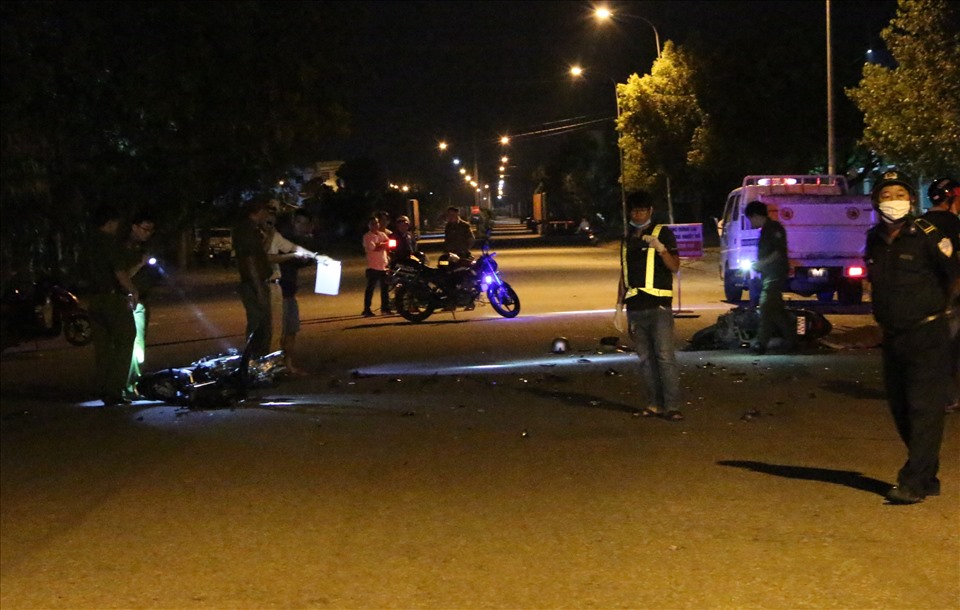 Hình ảnh tai nạn xe máy trong đêm, lời cảnh báo cho người đi xe đạp