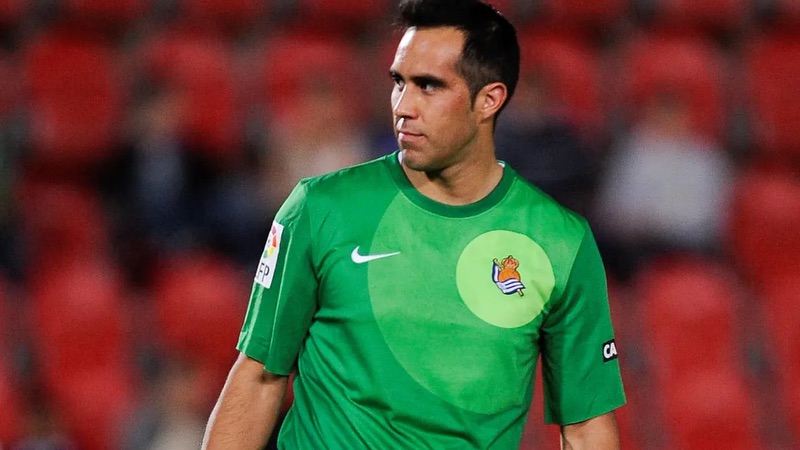 Thủ môn Claudio Bravo từng bị đánh giá là cái tên vô danh