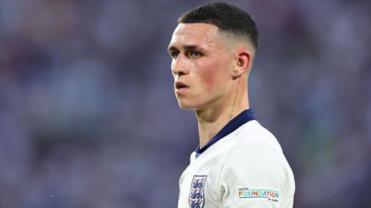 Phil Foden: Tiền vệ người Anh rời trại Euro 2024 để sinh con thứ ba - BBC Sport