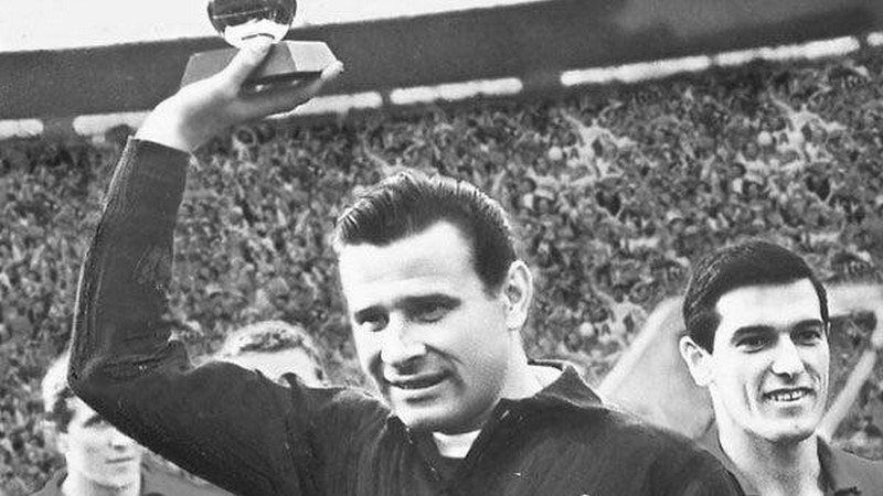 Lev Yashin là thủ thành duy nhất trong lịch sử cho tới hiện nay giành được danh hiệu quả bóng vàng