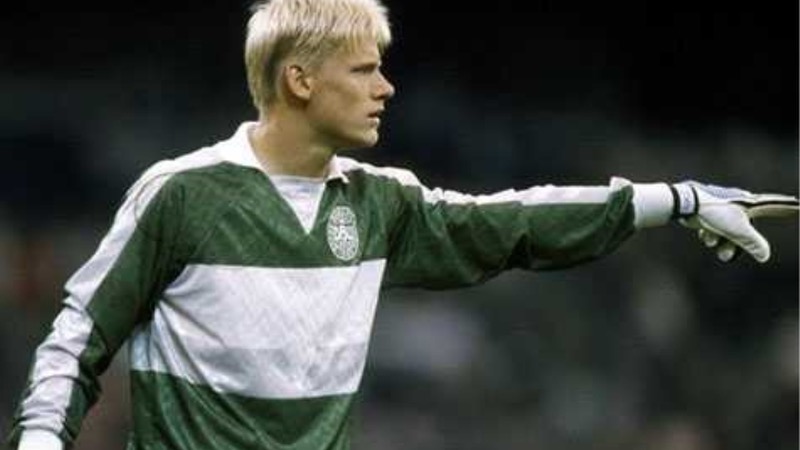 Thủ môn Peter Schmeichel đã giành một thời gian rất dài để chơi bóng tại quê hương