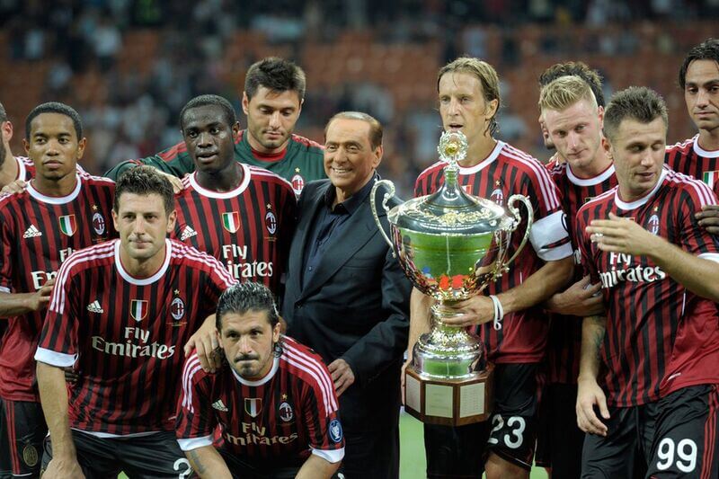 AC Milan là đội bóng đá nổi tiếng với trang phục sọc đỏ đen, thuộc quốc gia nào?