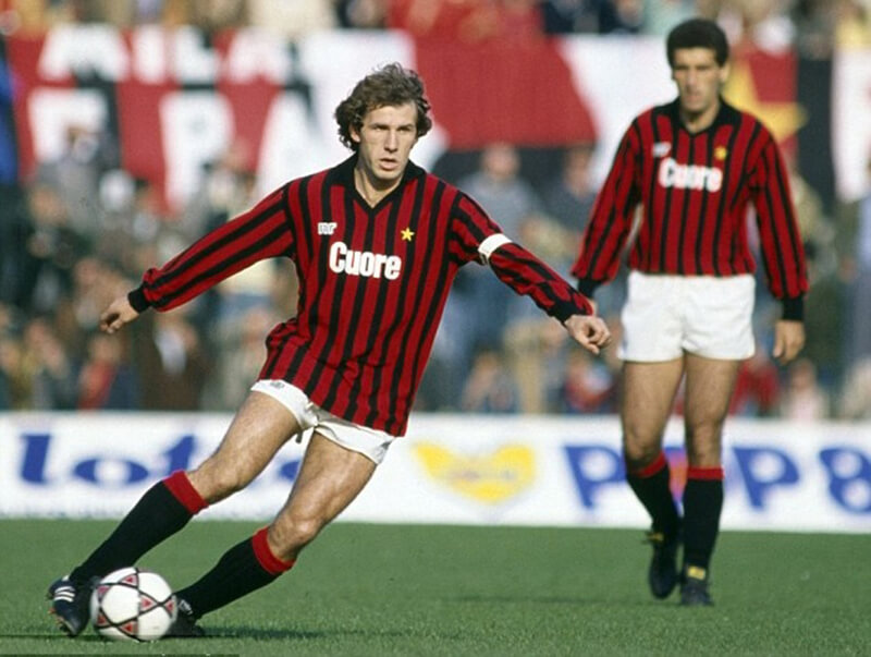 AC Milan là đội bóng đá nổi tiếng với trang phục sọc đỏ đen, thuộc quốc gia nào?