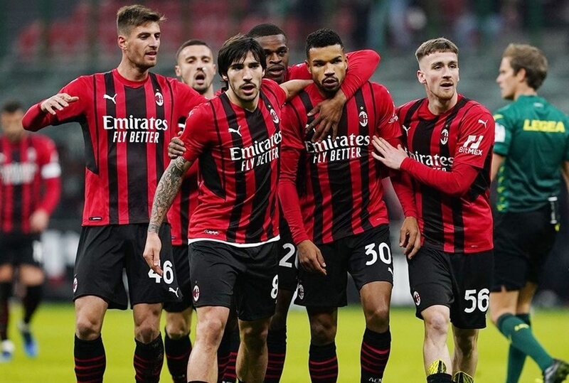 AC Milan là đội bóng đá nổi tiếng với trang phục sọc đỏ đen, thuộc quốc gia nào?